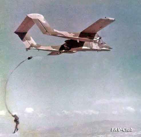 Penerjunan pasukan terjun payung dari Rockwell OV-10E Bronco milik Angkatan Udara Venezuela, tahun 1970-an. Dengan kursi kedua dilepas, sebuah OV-10 dapat mengangkut hingga lima penerjun payung.