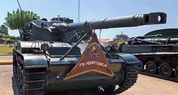 Sebuah tank ringan veteran AMX-13C.90 yang melayani Batalyon Lapis Baja ke-114 Angkatan Darat Venezuela, sebuah proyek modernisasi yang dipresentasikan beberapa tahun yang lalu, yang mencakup kamera termal, tidak membuahkan hasil. Di sebelahnya terdapat sebuah howitzer self-propelled AMX-13 F.3 155mm.