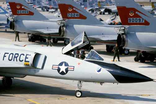 F-106 Delta Darts dari FIS ke-102 dan ke-87 di Tyndall AFB selama William Tell '84.