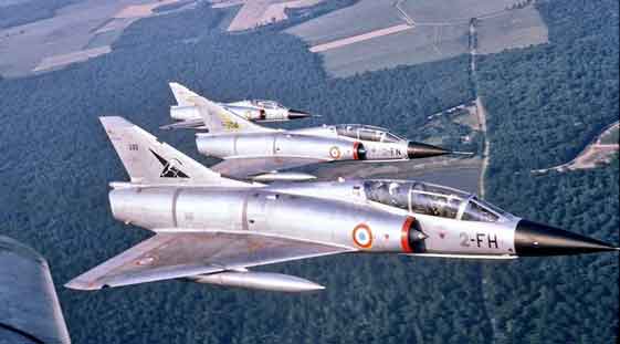 Penerbangan fantastis dari Mirage IIIB Prancis, varian dua kursi dari keluarga Dassault Mirage III. Berbeda dengan pesawat berkursi tunggal, IIIB tidak memiliki radar atau meriam dan terutama berfungsi sebagai pesawat latih operasional.