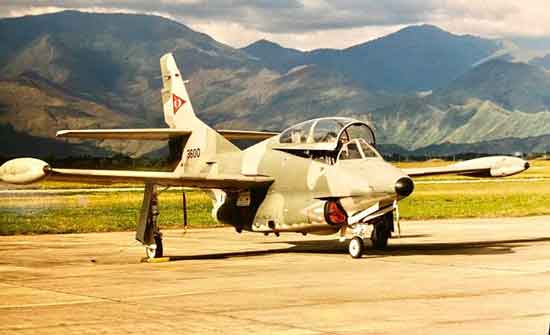 Pesawat latih canggih Angkatan Udara Venezuela Rockwell T-2D Buckeye, di pangkalan udara Palo Negro 'El Libertador', November 2000, di mana pesawat tersebut baru saja dinonaktifkan.