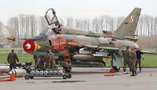 Pesawat Tempur Serang Darat Sukhoi Su-17 / Su-20 / Su-22 "Fitter" (1966): Kuda Perang Uni Soviet
