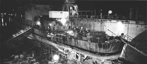 Kapal perusak USS Higbee menerima perbaikan di dok kering terapung di Teluk Subic, Filipina, sekitar Mei 1972.