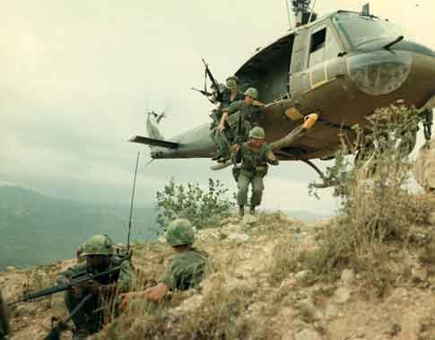 Mengapa helikopter UH-1 (hampir) selalu terbang dengan pintu terbuka selama Perang Vietnam?