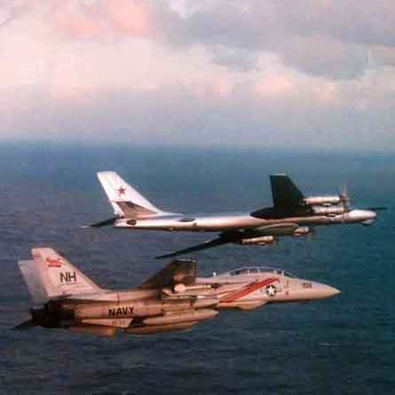 Sebuah F-14 dari VF-114 "Aardvarks" mengawal Tu-95RT Soviet melintasi Pasifik (Sekitar tahun 80an). USNavy tidak pernah membiarkan pembom Soviet mendekati kapal induk dalam jarak beberapa ratus mil tanpa pengawalan bersenjata. Pertemuan seperti itu menjadi rutinitas kedua belah pihak.