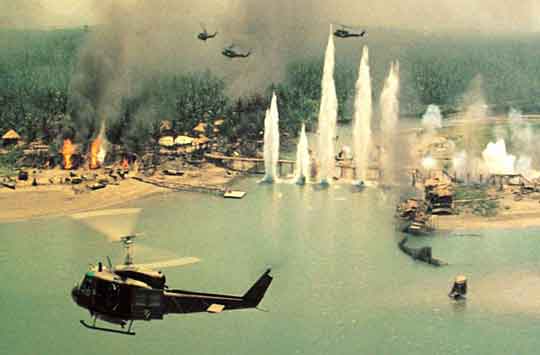 Foto di balik layar yang menunjukkan helikopter AF UH-1 Filipina yang merekam adegan penyerangan desa yang ikonik dari film Apocalypse Now (1979)