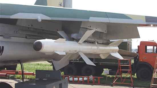 Varian heatseeker R-27ET1 dengan pembakaran panjang di bawah sayap demonstran Su-35 (KnAAPO).