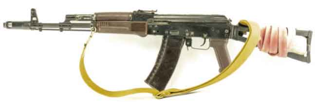Kalashnikov AKS-74 dengan pelindung tangan plastik berwarna plum. Perhatikan bahwa tourniquet terpasang pada stok dalam gaya kampanye Afghanistan tahun 1980-an