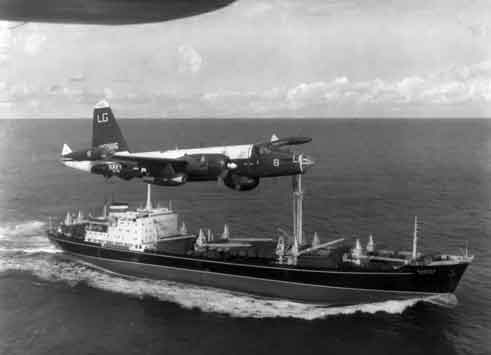 SP-2H Neptunus Angkatan Laut AS terbang di atas kapal kargo Soviet yang membawa pesawat pengebom jet Il-28 di dek selama Krisis Kuba.,