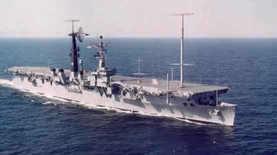 USS Wright terlihat pada tahun 1967 dengan dek yang tidak terlalu berantakan, tetapi dengan antena komunikasi yang besar