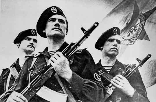 Tiga infanteri angkatan laut Soviet dipersenjatai dengan senapan AK-74 sekitar tahun 1985. Seperti AK-47 dan AKM sebelumnya, AK-74 adalah simbol kekuatan militer Soviet selama Perang Dingin.