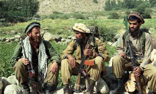 Tiga gerilyawan Mujahidin di Afghanistan pada tahun 1989. Mereka dipersenjatai dengan sepasang AK-74 dan peluncur roket RPG-7.