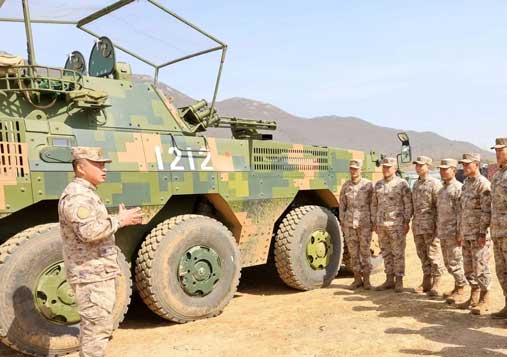 Kendaraan tempur infanteri ZBD-09 Tiongkok terlihat dengan layar logam di atas menaranya, mengingatkan pada yang digunakan oleh tank Rusia dan Ukraina. Layar ini, dirancang sebagai lapisan pertahanan tambahan, terutama dimaksudkan untuk memberikan perlindungan terhadap kendaraan udara tak berawak (UAV), yang umumnya dikenal sebagai drone bunuh diri. Munculnya langkah-langkah anti-drone ini menggarisbawahi perkembangan peperangan modern, dimana tindakan penanggulangan terhadap ancaman udara menjadi semakin penting.