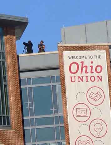 Penembak jitu Amerika ditempatkan di atap gedung Perkumpulan Mahasiswa Ohio, menghadap ke perkemahan mahasiswa untuk Palestina di Ohio State University