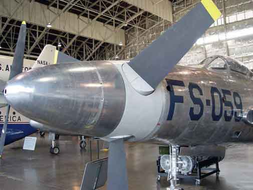 XF-84H "Thunderscreech" - Dan mesin XT40 itu sendiri, menurut para insinyur Allison sendiri, adalah "... monster dan mimpi buruk mekanik." Cukuplah untuk menyebutkan fakta bahwa dibutuhkan waktu 30 menit untuk melaksanakan semua prosedur pra-start, termasuk pemanasan mesin dan memeriksa sistem kelistrikan dan hidroliknya!