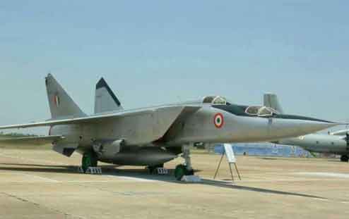 Pesawat latih MiG-25RU AU India. Pada bulan Mei 1997, sebuah pesawat pengintai Mikoyan MiG-25RB milik Angkatan Udara India menciptakan kehebohan ketika pilotnya terbang lebih cepat dari Mach 3 di atas wilayah Pakistan dalam sebuah misi pengintaian ke wilayah udara Pakistan