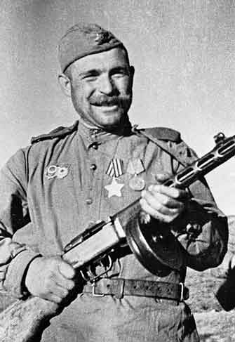 PPSh-41 menjadi senjata utama unit asing Tentara Merah yang bertempur bersama pasukan Soviet melawan Hitler, yaitu Batalion Independen Cekoslowakia dan Divisi Pertama Infanteri Tadeusz Kosciuszko.