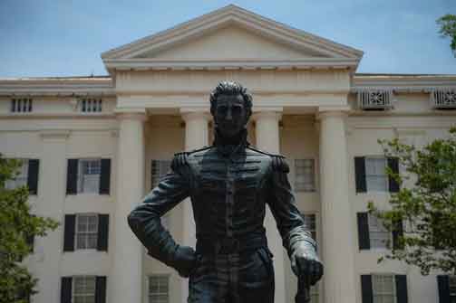 Presiden Andrew Jackson menghadapi upaya pembunuhan yang gagal di luar Gedung Capitol pada tahun 1835.