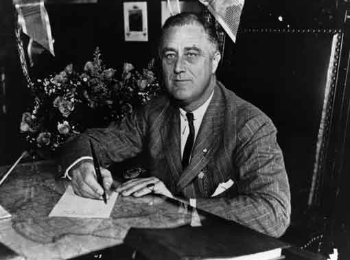 Presiden Franklin Delano Roosevelt ditembak dari luar mobilnya pada tahun 1933, tidak melukai sang presiden terpilih, namun melukai parah Walikota Chicago, Anton Cermak.