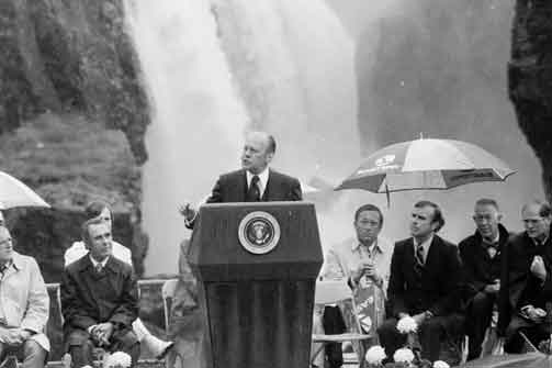 Dua percobaan pembunuhan terpisah dilakukan terhadap Presiden Gerald Ford di California pada tahun 1975.
