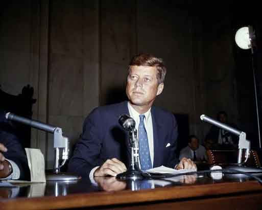 Presiden John F. Kennedy dibunuh pada 22 November 1963, di Dallas, Texas, ketika mengendarai iring-iringan mobil kepresidenan.