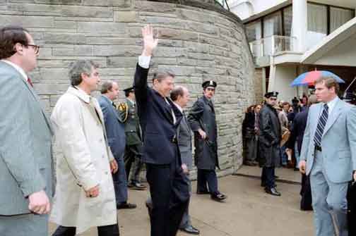 Presiden Ronald Reagan melambaikan tangan kepada kerumunan orang sesaat sebelum ditembak di luar Hotel Washington Hilton di Washington, D.C., pada tanggal 30 Maret 1981.