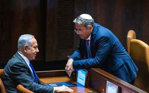 Pemimpin Likud MK Benjamin Netanyahu (kiri) bersama pemimpin partai sayap kanan Otzma Yehudit MK Itamar Ben Gvir dalam sebuah pemungutan suara di sidang pleno Knesset, 28 Desember 2022.
