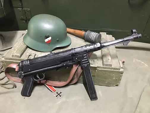MP 40 (Maschinenpistole 40) adalah senapan mesin ringan yang memiliki bilik untuk peluru Parabellum 9×19mm. Senapan ini dikembangkan di Jermani dan digunakan secara luas oleh kekuatan Poros selama Perang Dunia II.