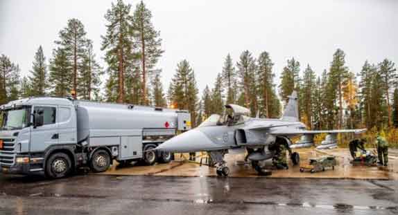 Sebuah studi Jane's Aerospace and Defense Consulting pada tahun 2012 membandingkan biaya operasional sejumlah pesawat tempur modern, dan menyimpulkan bahwa Gripen memiliki biaya terendah per jam terbang (CPFH) ketika bahan bakar yang digunakan, persiapan dan perbaikan sebelum penerbangan, dan pemeliharaan terjadwal di lapangan terbang serta biaya personel terkait digabungkan. Gripen memiliki perkiraan CPFH sebesar US$4.700 sedangkan yang terendah berikutnya, F-16 Block 40/50, memiliki CPFH 49% lebih tinggi, yaitu $7.000