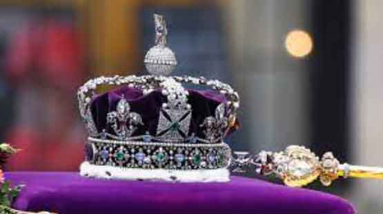 Berlian Cullinan yang luar biasa - berlian terbesar yang pernah ditemukan - dimasukkan ke dalam Crown Jewels. Batu ini ditemukan di dekat Pretoria, Afrika Selatan modern pada tahun 1905, dan dinamai sesuai dengan nama ketua perusahaan pertambangan, Thomas Cullinan. Dalam keadaan belum dipotong, beratnya mencapai 3.106 metrik karat dan memiliki ukuran 10,1 x 6,35 x 5,9 cm. Ukuran ini, ditambah dengan warna biru-putihnya yang luar biasa dan kejernihannya yang luar biasa, menjadikannya berlian yang paling terkenal di dunia.