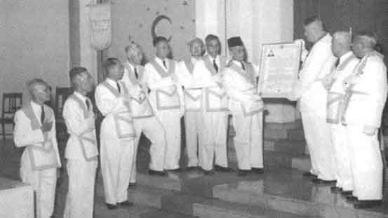 Pada tanggal 7 April 1955 lahirlah Tarekat Mason Indonesia. Upacara persemian pengurus baru, para pengurus mengenakan seragam kemasonan