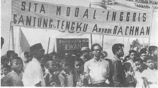 Istilah "Konfrontasi" dicetuskan oleh Menteri Luar Negeri Indonesia, Dr. Subandrio, pada bulan Januari 1963, dan merujuk pada upaya Indonesia saat itu untuk mengacaukan federasi baru tersebut, dengan tujuan untuk memecahnya. Perang yang sebenarnya dimulai ketika Indonesia melancarkan serangkaian serangan lintas batas ke wilayah Malaysia pada awal tahun 1963.