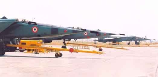 Selama hampir seperempat abad, dari tahun 1981 hingga 2006, delapan MiG-25 dari skuadron Trisonics yang bermarkas di Bareilly, Uttar Pradesh, terbang tanpa gangguan di atas Pakistan (dan terkadang Tibet), mengambil foto definisi tinggi dan gambar radar yang tak terhitung jumlahnya dari situasi di lapangan. Ditambah lagi, mereka merekam emisi elektronik dari jaringan komunikasi militer Pakistan dan Cina. Rata-rata mereka menerbangkan 10-15 misi per bulan.