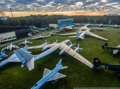 Museum Angkatan Udara Pusat di Monino adalah museum penerbangan terbesar di Rusia dan tempat yang “wajib dikunjungi” bagi semua penggemar penerbangan. Terletak 38 km (24 mil) dari Moskow, museum ini menyimpan koleksi barang-barang terkait udara terbesar. Pameran ini berlokasi di udara terbuka, di 3 hanggar dan 3 ruang pameran. Seluruh kompleks pameran mencakup lebih dari 20 ha. Museum ini dibuka pada tahun 1960 di lokasi lapangan terbang aslinya. Saat ini, bekas bangunan lapangan terbang tersebut berfungsi sebagai fasilitas museum.