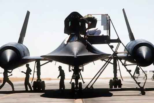 Semua orang tahu bahwa SR-71 Blackbird terbang sangat cepat, tetapi seberapa lambat dia dapat bertahan di udara?