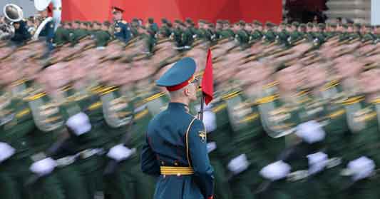 Anggota angkatan bersenjata Rusia berbaris melewati barisan penjaga kehormatan selama parade militer pada Hari Kemenangan, yang menandai peringatan 77 tahun kemenangan atas Nazi Jerman dalam Perang Dunia Kedua, di Lapangan Merah di pusat kota Moskow,