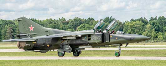 MiG-23 “Flogger” buatan Soviet dirancang untuk menggantikan MiG-21 yang banyak digunakan. Radar canggih dan sistem kendali tembakan MiG-23 dapat menembakkan rudal ke target di luar jangkauan visual. Geometri sayap “ayunan” yang bervariasi, mirip dengan General Dynamics F-111 Aardvark, dan roda pendaratan yang kuat memungkinkan MiG-23 beroperasi dari landasan pacu yang pendek dan terpencil. Pilot dapat memilih sapuan sayap untuk lepas landas dan mendarat dengan kecepatan rendah atau untuk penerbangan supersonik.