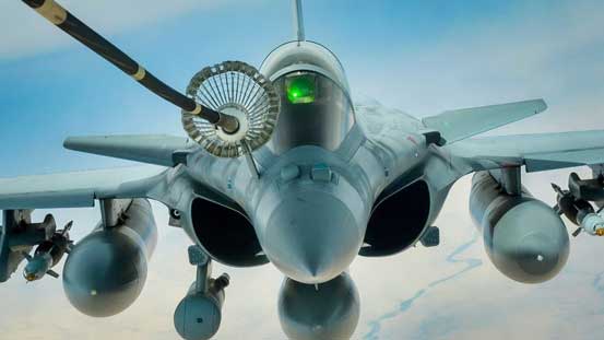 Rafale berbeda dari pesawat tempur Eropa lain di masanya karena hampir seluruhnya dibangun oleh satu negara, yang melibatkan sebagian besar kontraktor pertahanan utama Prancis, seperti Dassault, Thales, dan Safran.