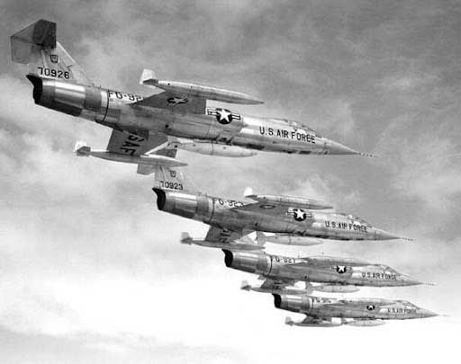 Dikenal sebagai "rudal dengan manusia di dalamnya," Lockheed F-104 Starfighter bersayap pendek adalah jet tempur AS pertama yang beroperasi dengan kecepatan Mach 2, dua kali kecepatan suara. Dirancang sebagai pesawat tempur siang hari berperforma tinggi, F-104 memiliki akselerasi dan kecepatan tertinggi yang sangat baik. Pesawat ini pertama kali terbang pada tanggal 4 Maret 1954.