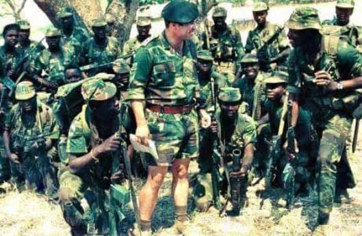 Rhodesia, yang didominasi oleh penduduk kulit putih keturunan Eropa, secara sepihak menyatakan kemerdekaan dari Inggris pada tahun 1965. Pemerintah minoritas kulit putih di Rhodesia menerapkan kebijakan apartheid yang menindas mayoritas penduduk kulit hitam. Kebijakan ini memicu perlawanan bersenjata dari berbagai kelompok gerilya seperti Zimbabwe African National Union (ZANU) yang dipimpin oleh Robert Mugabe dan Zimbabwe African People's Union (ZAPU) yang dipimpin oleh Joshua Nkomo.