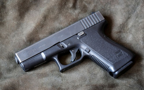 GLOCK 19 kaliber 9 mm Luger sangat ideal untuk peran serbaguna berkat dimensinya yang lebih kecil jika dibandingkan dengan opsi berukuran standar. Selain digunakan sebagai pistol dinas konvensional, pistol ini juga ideal untuk digunakan sebagai senjata cadangan atau untuk tujuan dibawa secara tersembunyi.