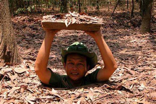 Vietnam: Viet Cong menggunakan jaringan terowongan bawah tanah yang luas untuk melawan pasukan Amerika Serikat selama Perang Vietnam. Terowongan-terowongan ini digunakan sebagai basis operasi, rumah sakit lapangan, dan tempat penyimpanan senjata.