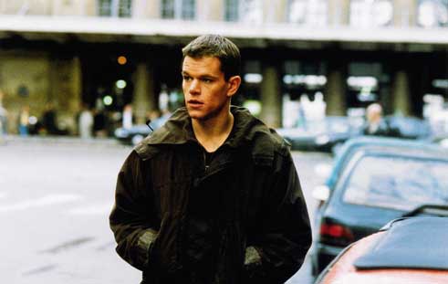 Ketika The Bourne Identity dirilis pada tahun 2002, dunia perfilman mata-mata telah lama didominasi oleh waralaba James Bond yang terkenal dengan aksi mewah, gadis Bond, dan alat-alat canggih. Namun, Jason Bourne, tokoh utama dalam film ini, hadir sebagai antitesis dari karakter mata-mata flamboyan seperti Bond.