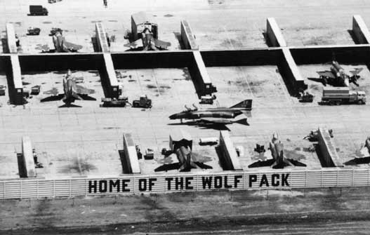 Julukan dari Wing Tempur Taktis ke-8 -- "Wolfpack" -- sesuai dengan gaya agresif Robin Olds. Yang tergambar di sini adalah tembok penahan dan F-4 dari Wing Tempur Taktis ke-8 di Ubon, Thailand