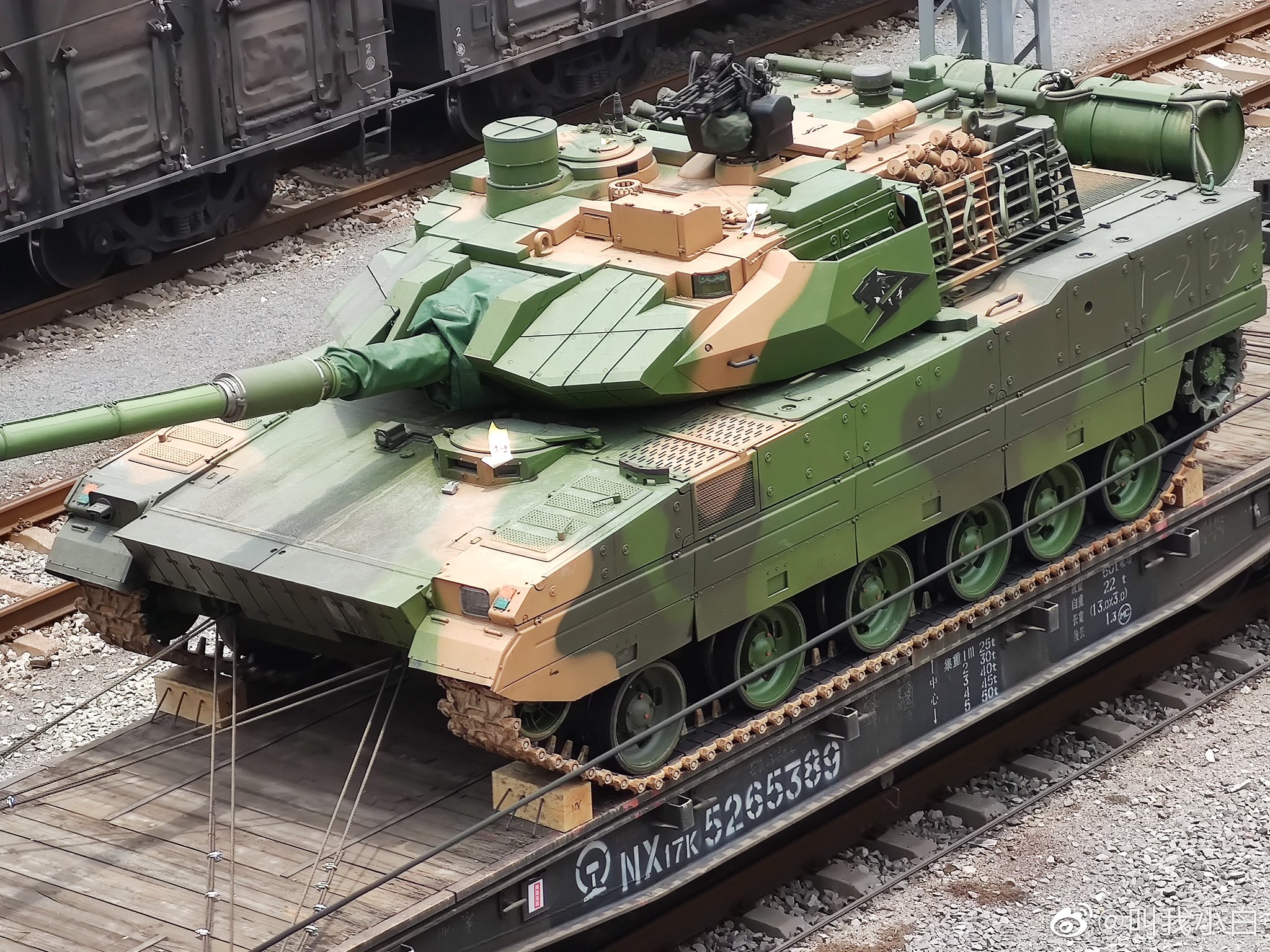 Type 15 Tank dilengkapi dengan meriam utama kaliber 105 mm, yang mampu menembakkan berbagai jenis amunisi, termasuk peluru penetrasi lapis baja (APFSDS), peluru ledak tinggi (HE), dan peluru anti-personel. Selain itu, tank ini juga dilengkapi dengan senapan mesin koaksial kaliber 7.62 mm dan senapan mesin anti-pesawat kaliber 12.7 mm.