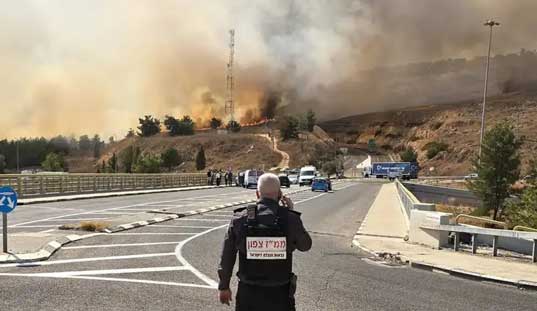 Hizbullah meluncurkan "roket berkualitas" ke "pangkalan Glilot dari Unit Intelijen Militer 8200 di pinggiran kota Tel Aviv," kata kelompok itu, seraya menambahkan serangan itu "untuk membela Lebanon," "sebagai tanggapan atas agresi Israel" dan didedikasikan untuk pemimpin mereka yang terbunuh, Hassan Nasrallah.