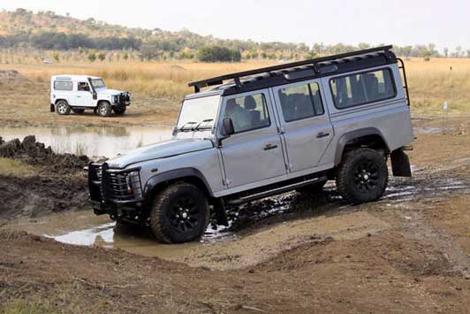 Land Rover Defender adalah kendaraan 4x4 terbaik untuk petualangan dan eksplorasi