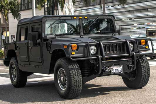 Hummer H1 adalah kendaraan utilitas berpenggerak empat roda ukuran penuh yang didasarkan pada Humvee M998, yang dikembangkan oleh AM General ketika masih menjadi anak perusahaan American Motors Corporation (AMC). Awalnya dirancang khusus untuk penggunaan militer, kendaraan off-road ini dirilis untuk pasar sipil.