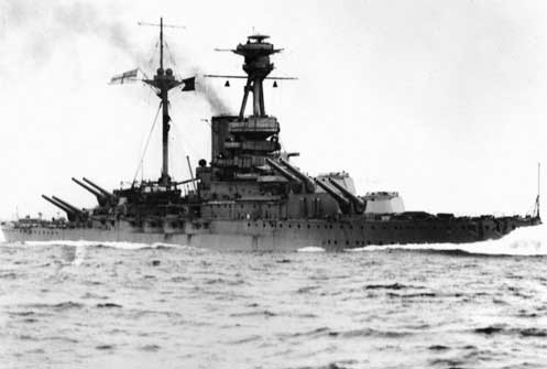 Kapal perang tua HMS Royal Oak terlihat melaju kencang dengan persenjataan berat yang diangkat ke posisi tembak dalam foto Perang Dunia I ini. Pada malam tanggal 14 Oktober 1939, kapal perang tersebut ditenggelamkan oleh kapal selam Jerman U-47 saat berlabuh di Scapa Flow.