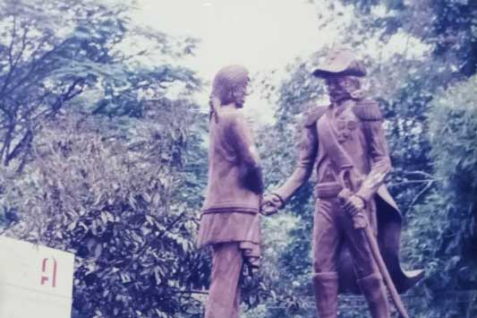 Patung Bupati Sumedang Pangeran Kusumadinata IX atau Pangeran Kornel dan Gubernur Jenderal Herman Willem Daendels di kawasan Cadas Pangeran menjadi salah satu ikonnya Sumedang.